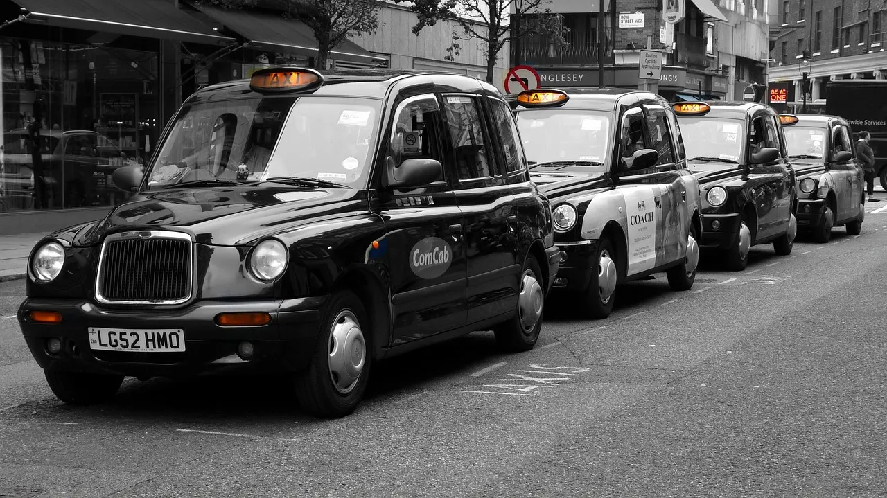 Les chauffeurs de taxi furieux critiquent l'interdiction woke des drapeaux anglais lors de l'Euro