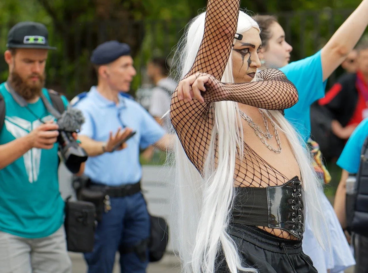 À Montpellier, la communauté LGBT+ manifeste aux côtés du maire Michaël Delafosse