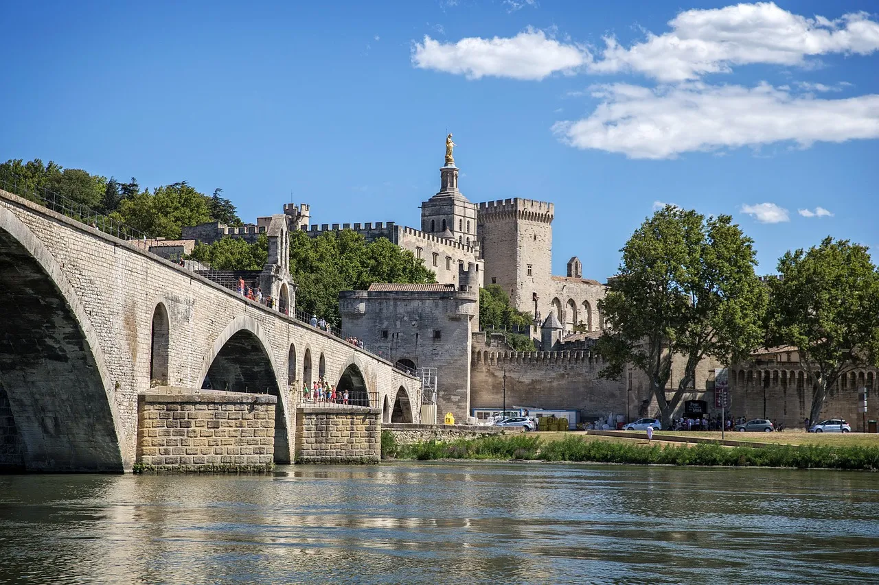 Avignon : les idéologies woke et LGBT attisent les flammes de la division