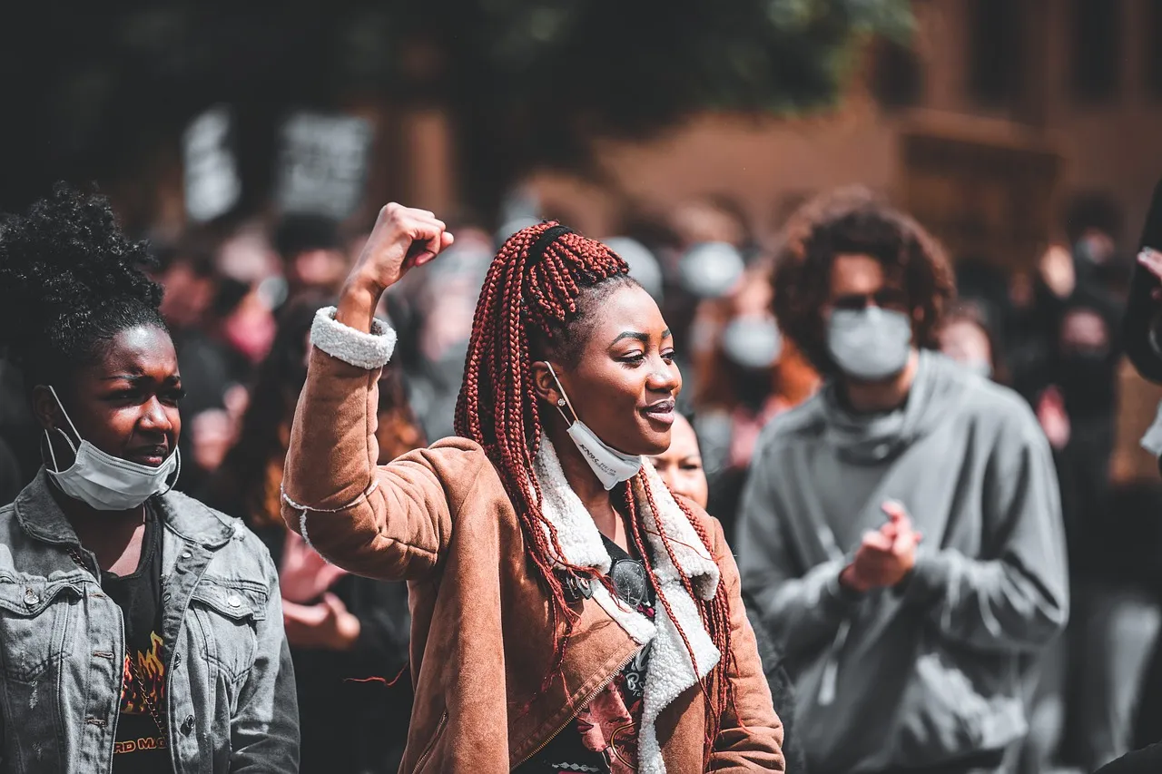 Mediapart en guerre raciale : l'obsession pour la couleur de peau à l'Assemblée Nationale